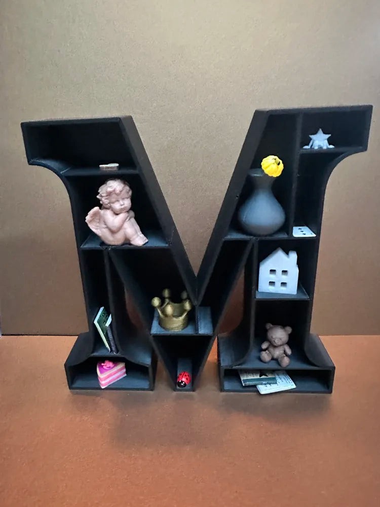 Présentoir Initial pour Petits Objets et Figurines – Rangement Mural Design 3D