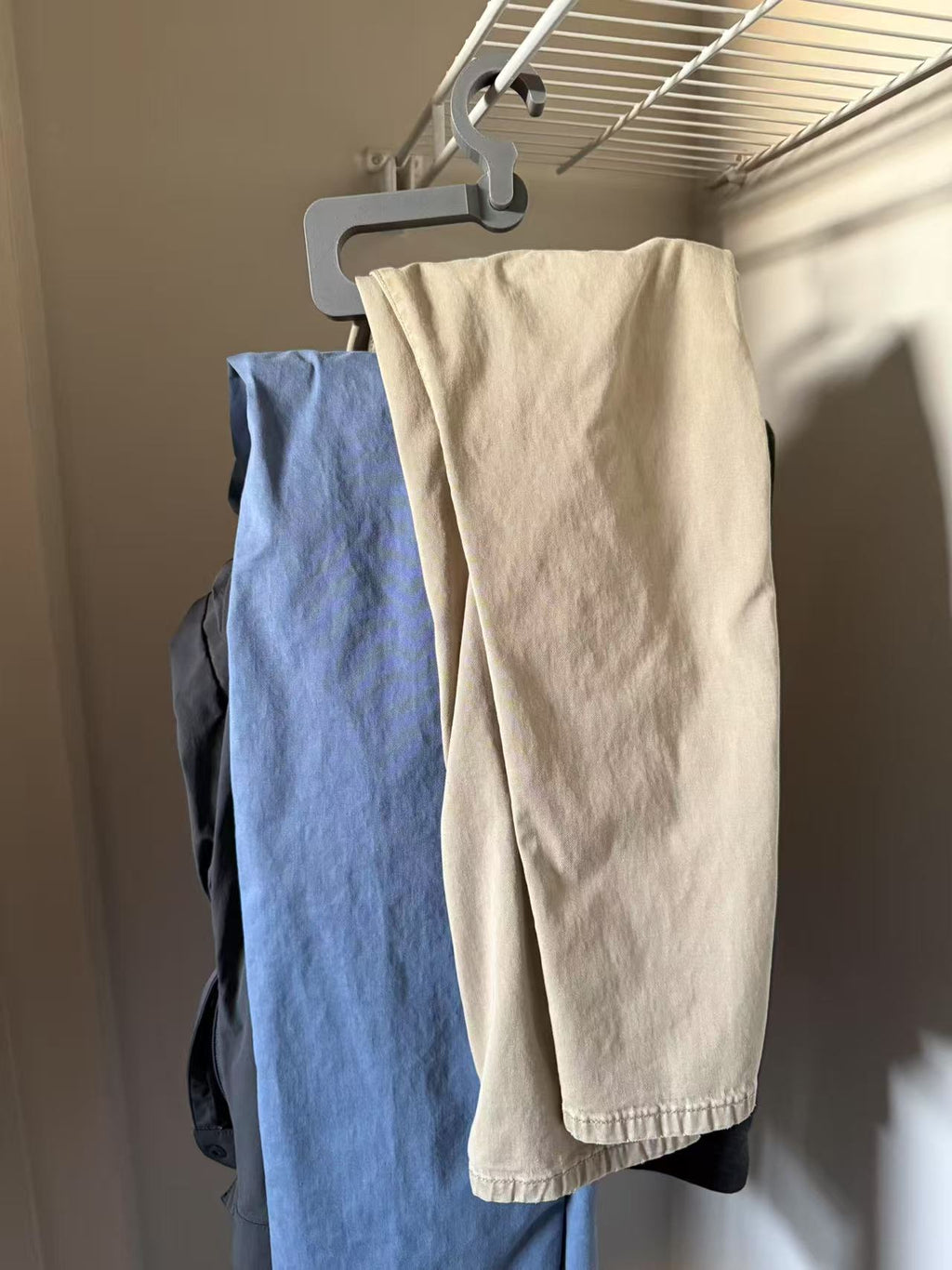 Cintre à plusieurs pantalons