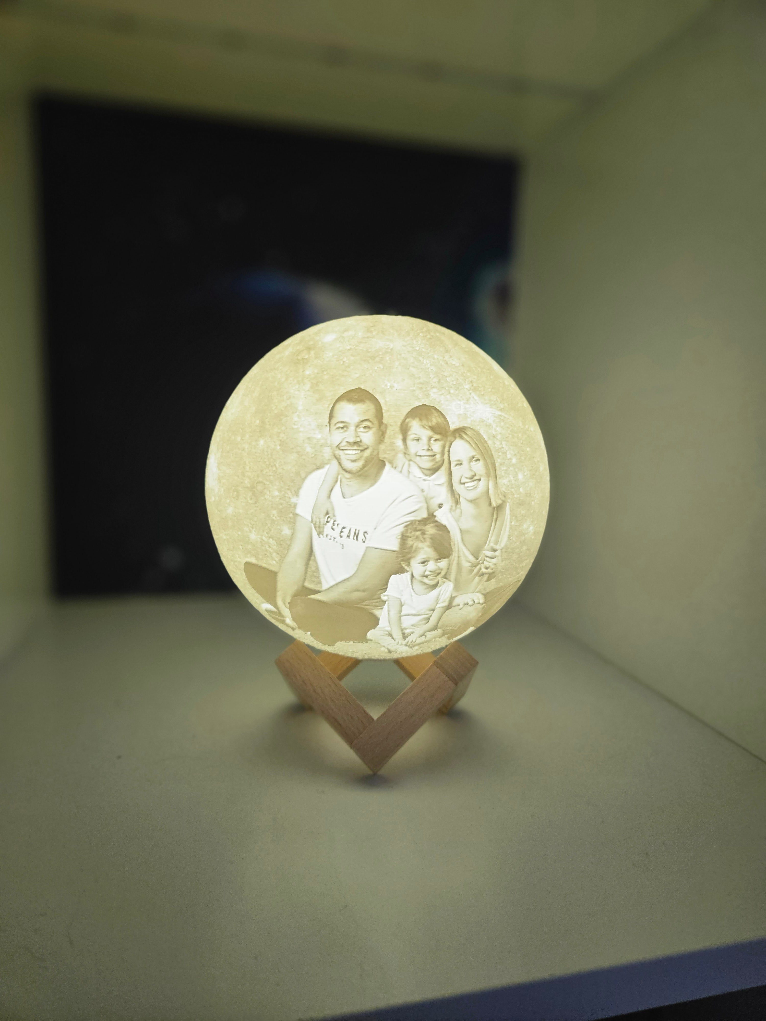 Lampe Lune Personnalisée en Lithophanie 3D – Photo de Famille & Veilleuse LED Multicolore
