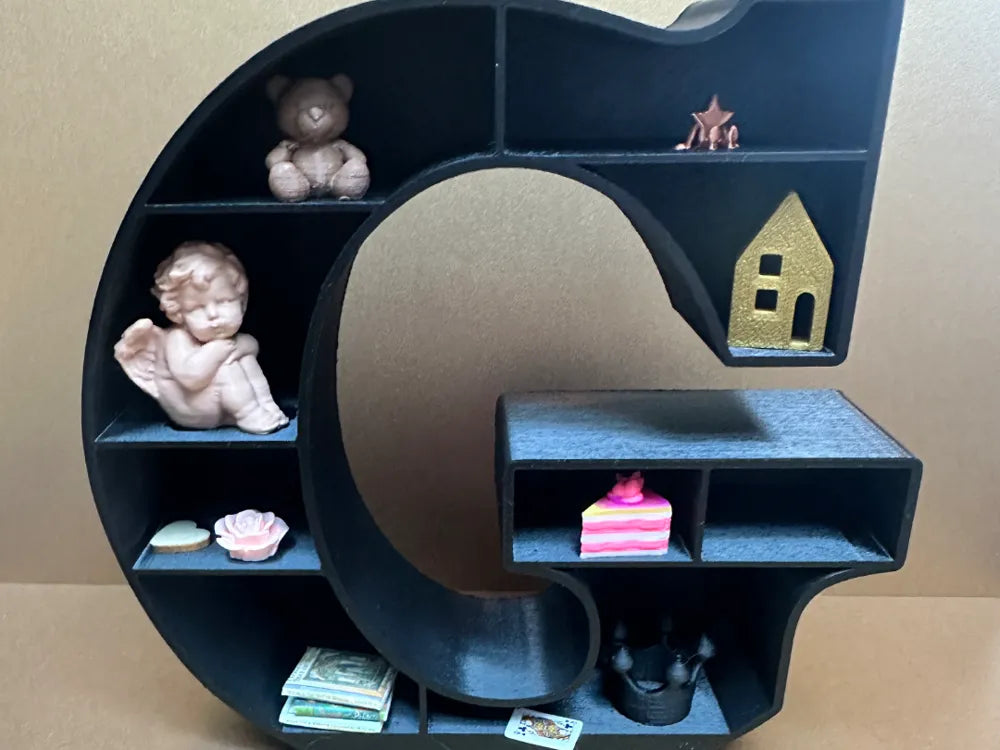 Présentoir Initial pour Petits Objets et Figurines – Rangement Mural Design 3D