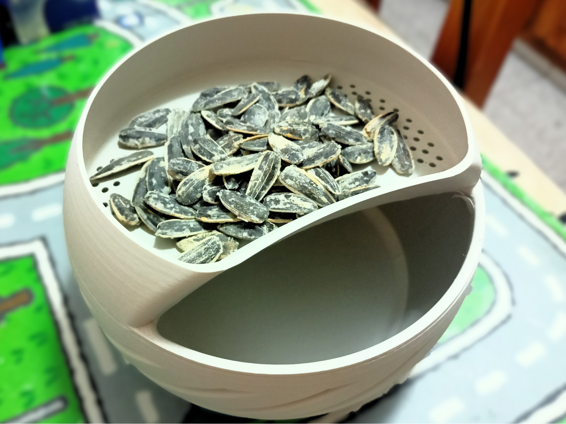 Bol à graines de tournesol avec récupérateur